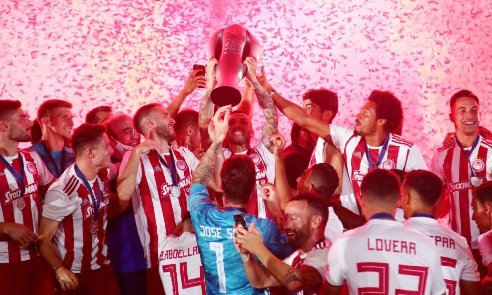 Πανηγυρίζει η ομάδα του Ολυμπιακού: Εικόνες από τη φιέστα των Πειραιωτών